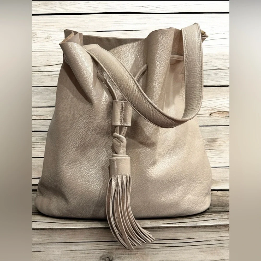 Alberta Di Canio Cream Leather Hobo bucket Bag with tassel made in Italy